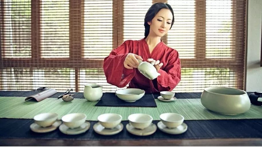 茶服丨传承千年风度：会行走的艺术，禅意的生活方式
