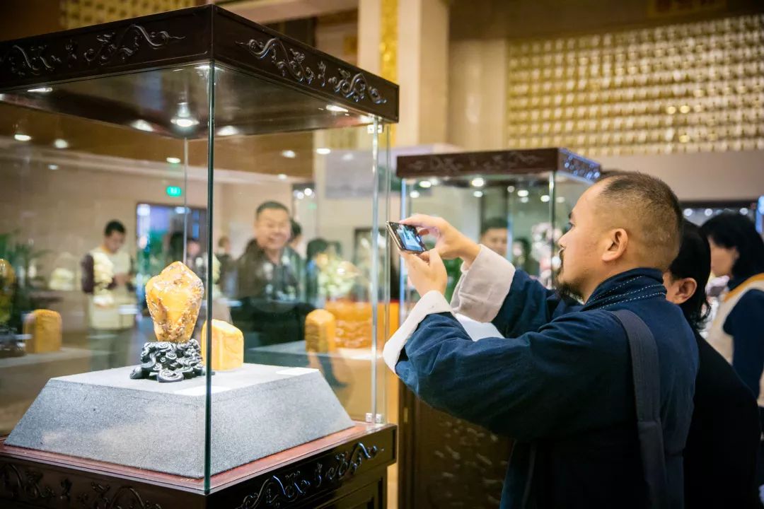 “大千世界，自然之光”徐伟军大师名石雕刻展在上海玉佛禅寺开幕