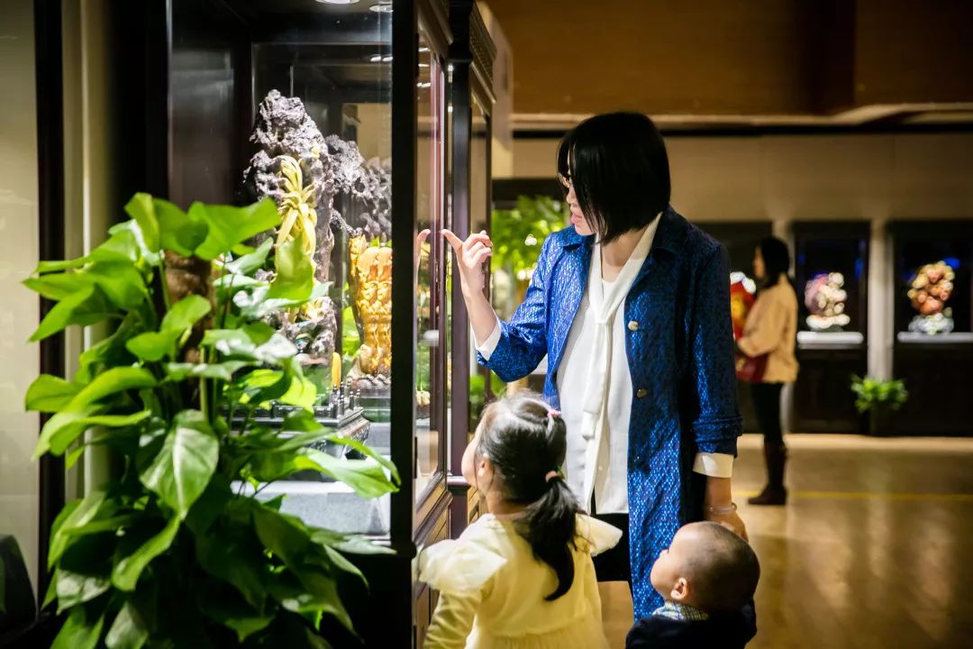 “大千世界，自然之光”徐伟军大师名石雕刻展在上海玉佛禅寺开幕