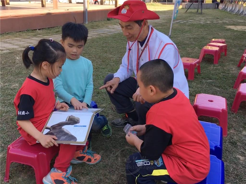 暖哭！为把知识带给山区孩子，佛光山的移动图书馆开了10年