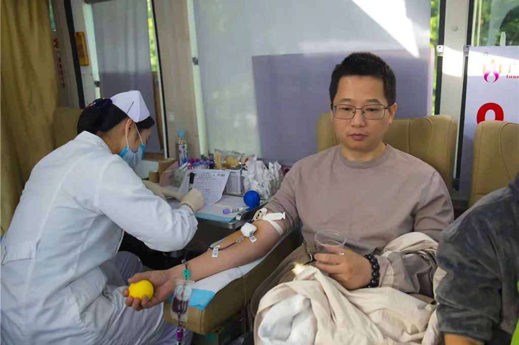广州光孝寺举行无偿献血活动，百余信众排队献爱心