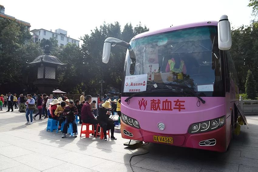 广州光孝寺举行无偿献血活动，百余信众排队献爱心