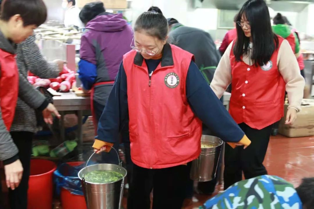 两天洗2万多个碗  栖霞寺这群“红马甲”用行动温暖整个红枫节