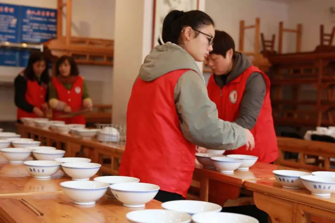 两天洗2万多个碗  栖霞寺这群“红马甲”用行动温暖整个红枫节