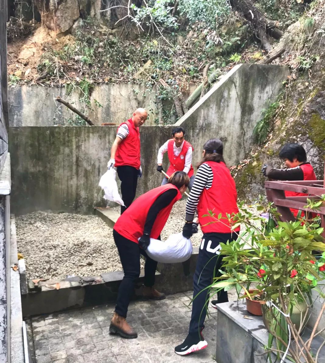 两天洗2万多个碗  栖霞寺这群“红马甲”用行动温暖整个红枫节