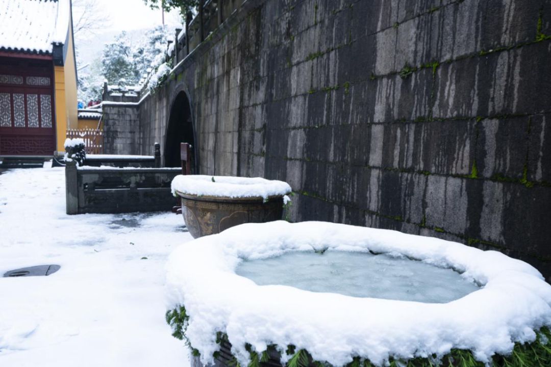 美图集｜雪后的杭州灵隐寺 带你走进白与空的世界