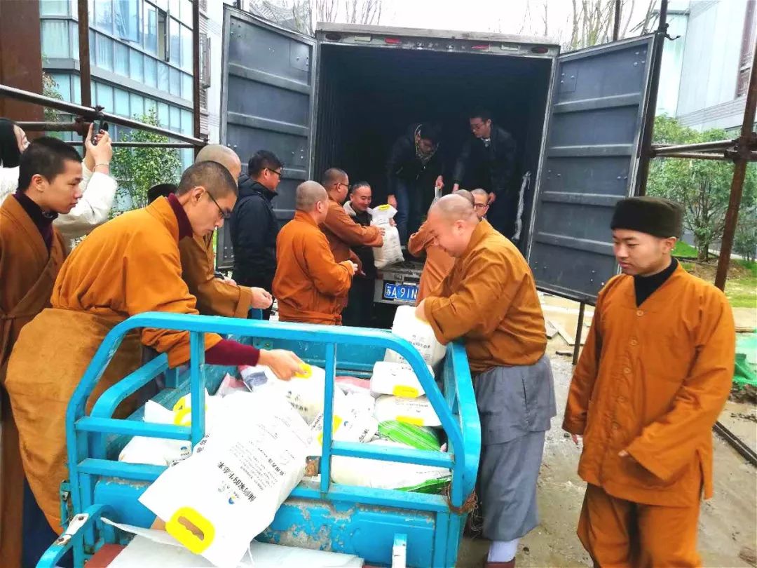 冬至当天   他们将1500斤大米供养到南京栖霞寺和佛学院
