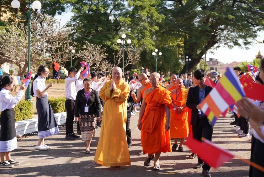携手共创中老佛教交流新篇章 ——印顺大和尚与老挝佛教及政府负责人会谈