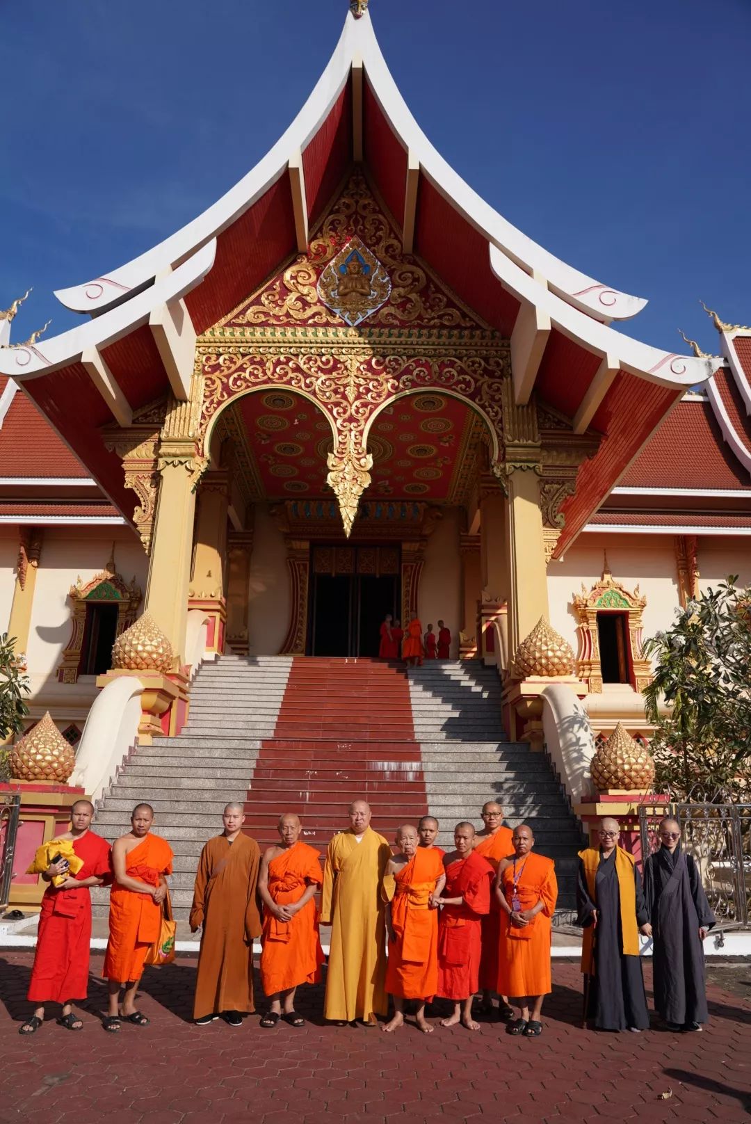 携手共创中老佛教交流新篇章 ——印顺大和尚与老挝佛教及政府负责人会谈