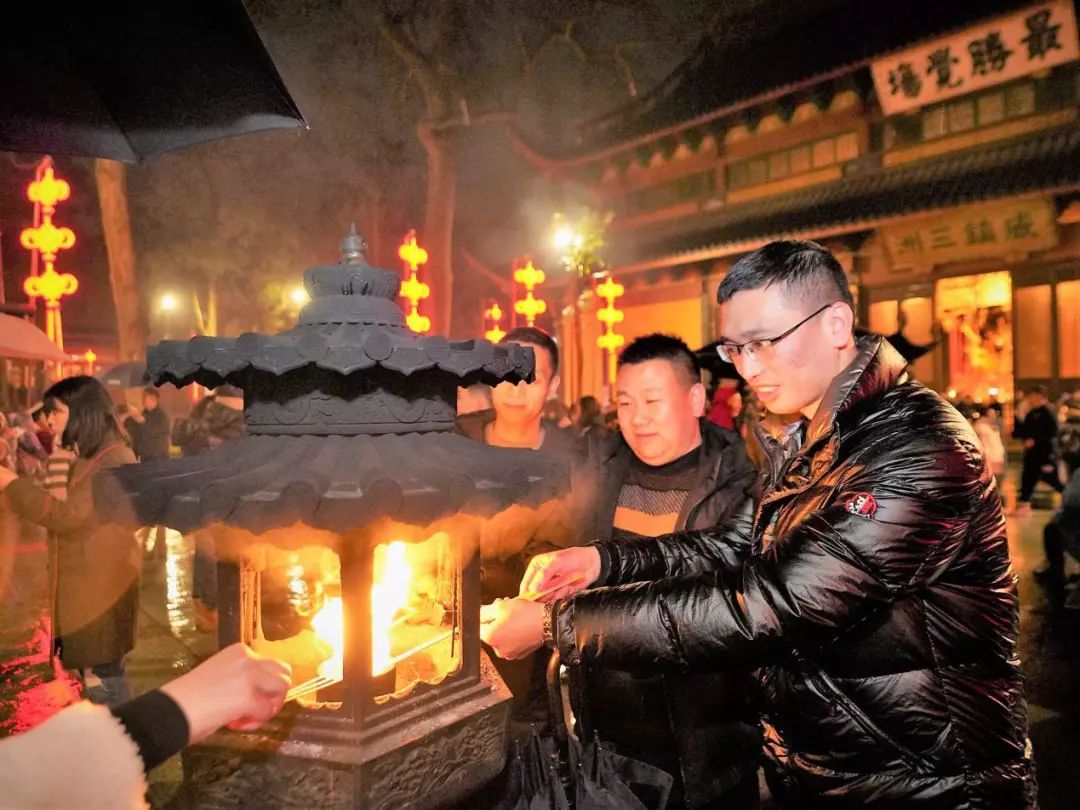 新闻组图 | 怀着虔诚心冒雨而来 除夕夜里的杭州灵隐寺很温暖