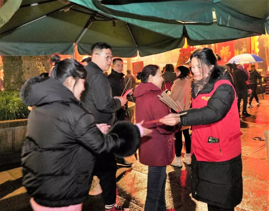 新闻组图 | 怀着虔诚心冒雨而来 除夕夜里的杭州灵隐寺很温暖