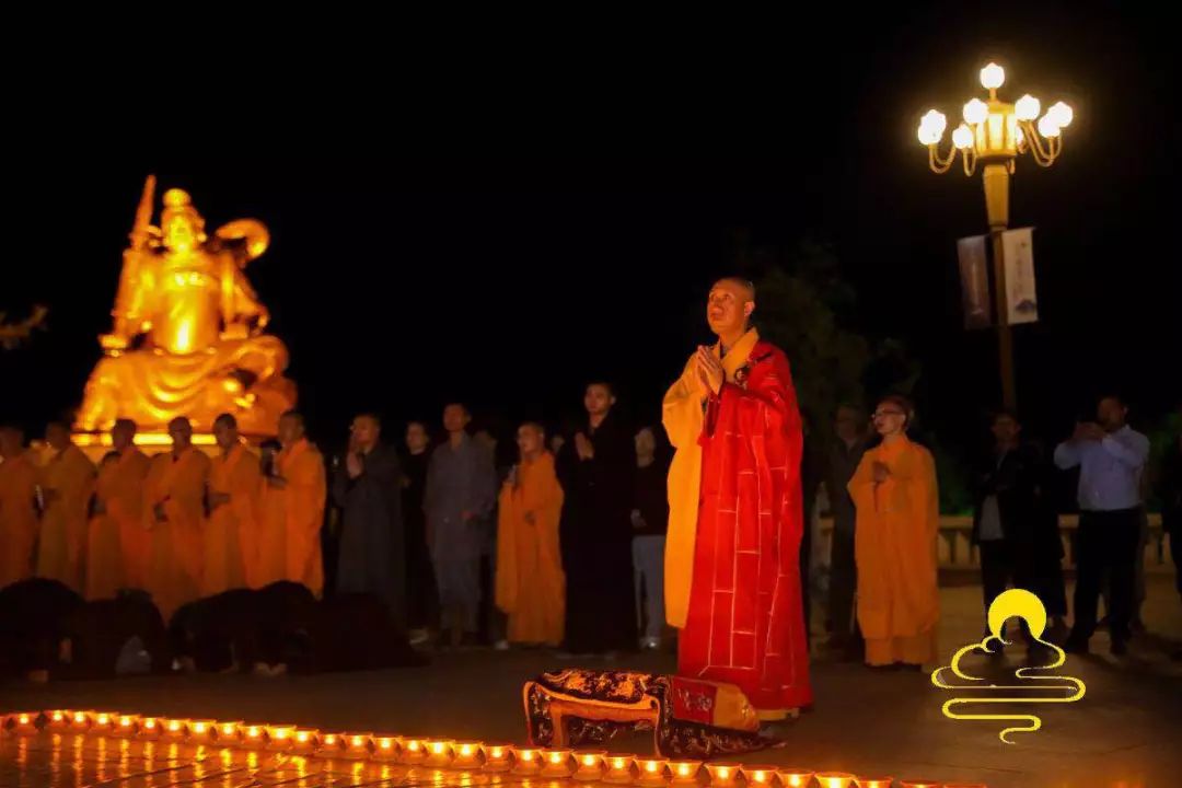 庆祝佛诞2563年 浙江奉化雪窦山举行“慈光之夜”传灯祈福法会