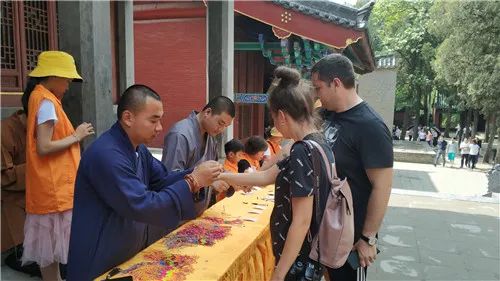 粽情端午 河南少林寺准备了3000多个粽子送游客