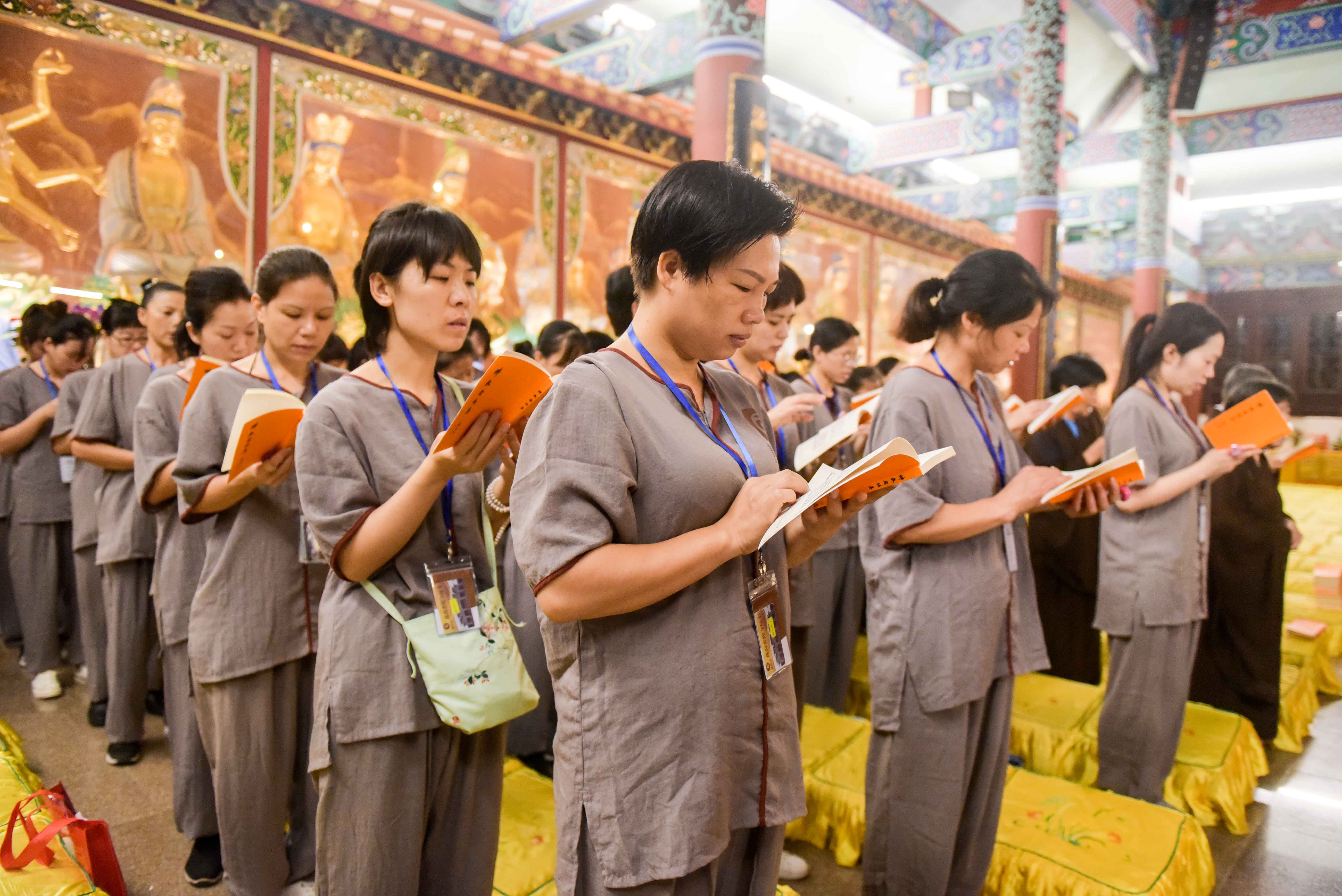 学员云集普光明殿,普陀寺早课正式开始.