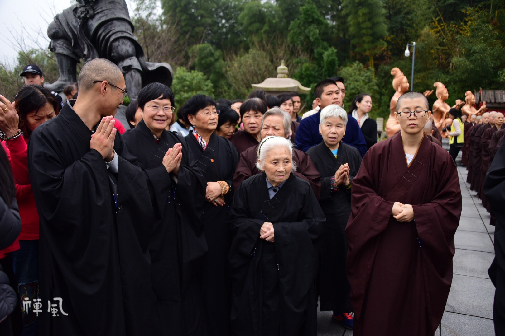 中国佛教协会副秘书长,浙江省佛教协会会长,奉化雪窦寺方丈怡藏法师