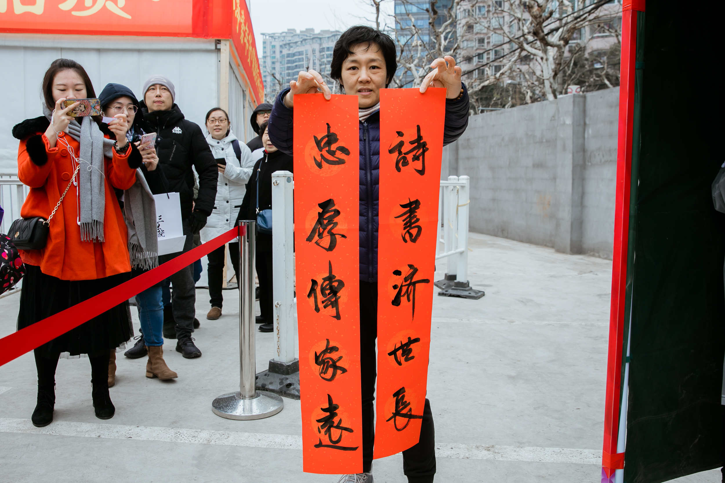 送福到万家02上海玉佛禅寺法师免费为市民题写春联