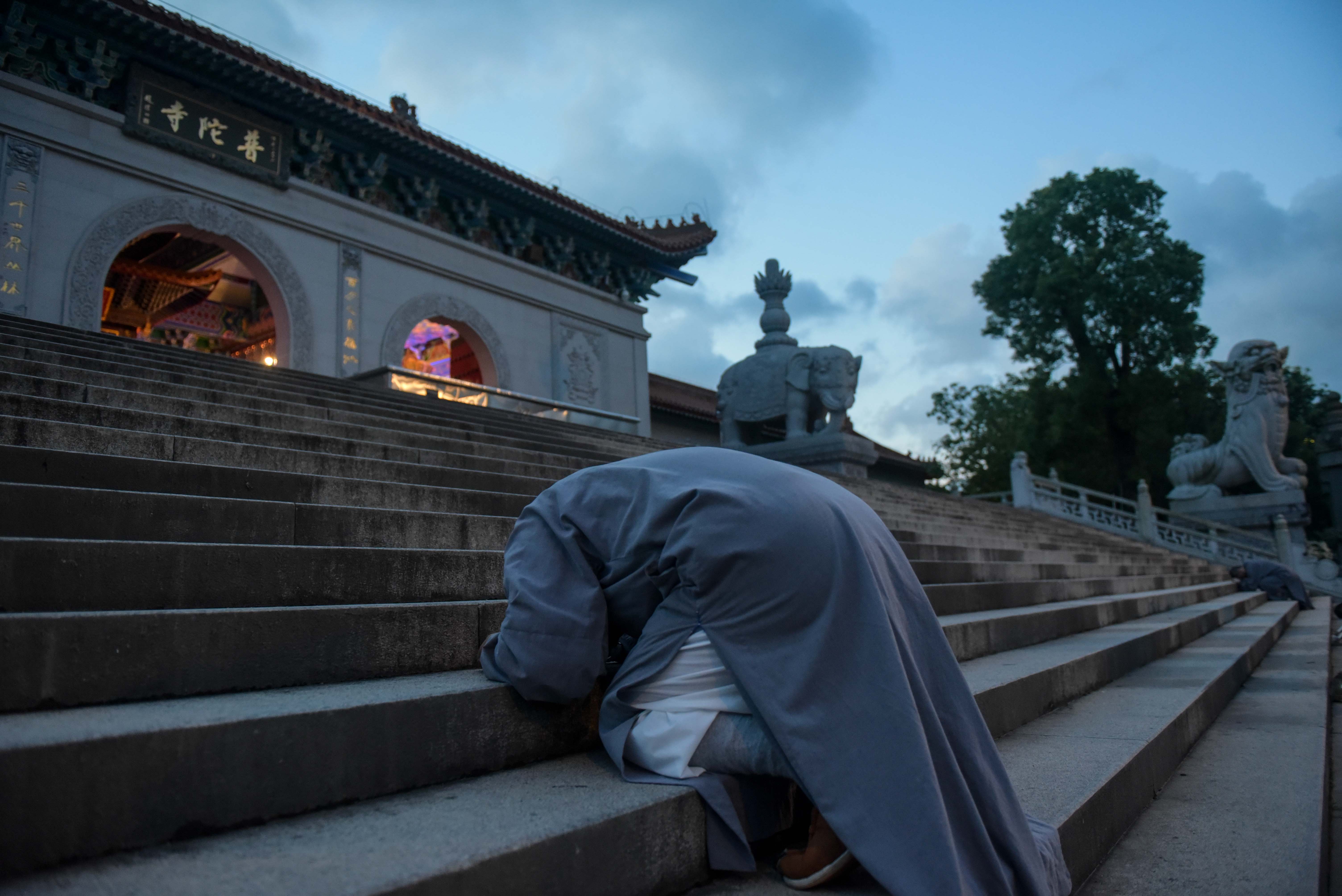 從山門廣場出發,在傍晚的微風中,開始了三步一拜懺摩的行持