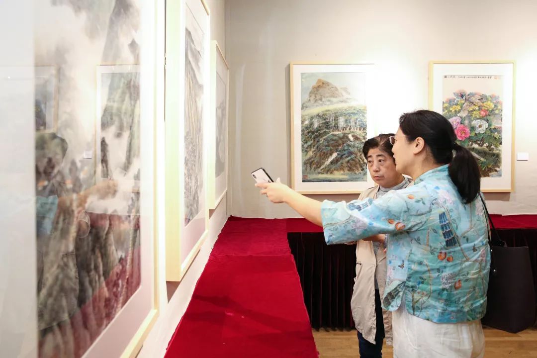 献礼祖国七十华诞，“笔墨颂中华”书画展在上海玉佛禅寺顺利开幕！