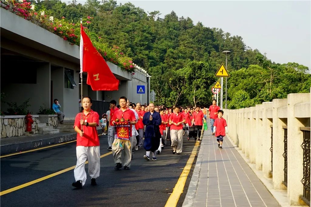 深圳弘法寺升国旗仪式：歌唱我们的祖国，感恩伟大的时代