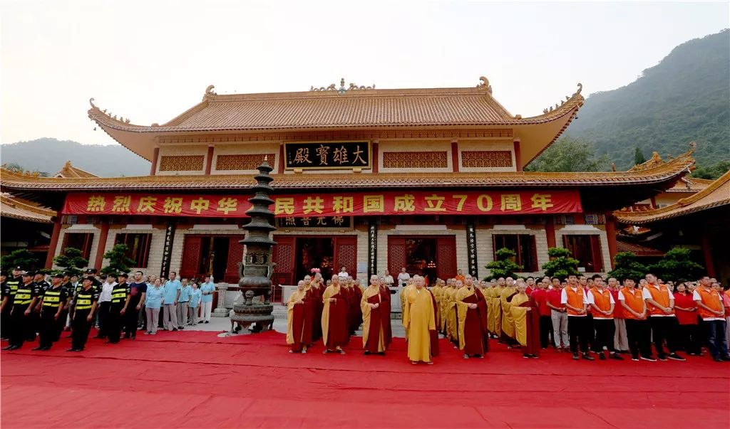 深圳弘法寺升国旗仪式：歌唱我们的祖国，感恩伟大的时代