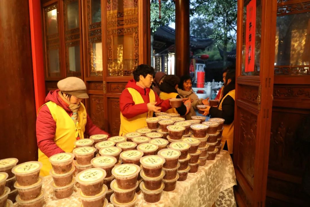 释迦摩尼成道日，寒山寺慈悲利众，广施佛粥