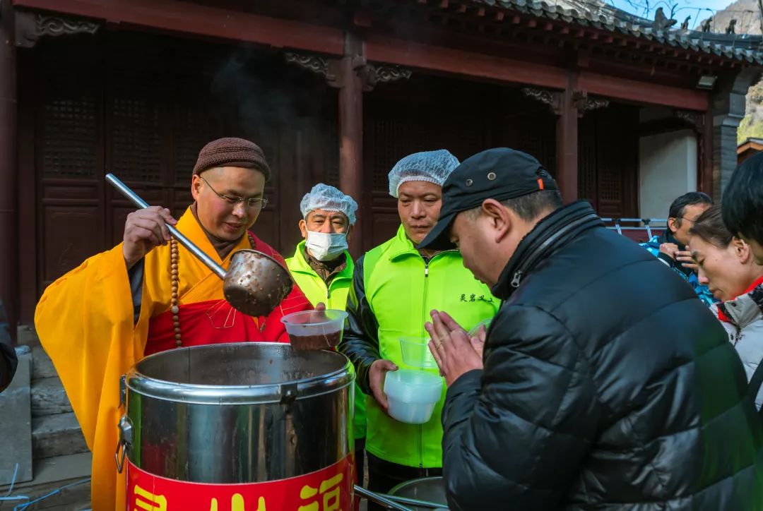 山东大灵岩寺腊八施粥 | 同沾法喜 共沐佛恩