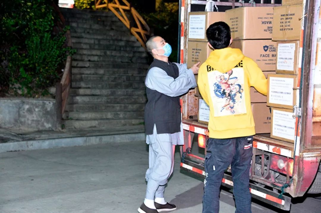 战“疫”在行动，与时间赛跑  南普陀寺慈善会海外采购第二批21万个口罩顺利运抵回国