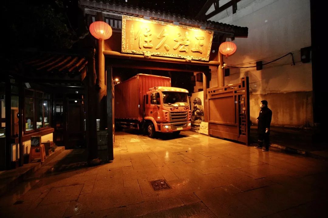 从十方来，到一线去！上海玉佛禅寺从海外筹集的第二批医疗物资凌晨抵沪