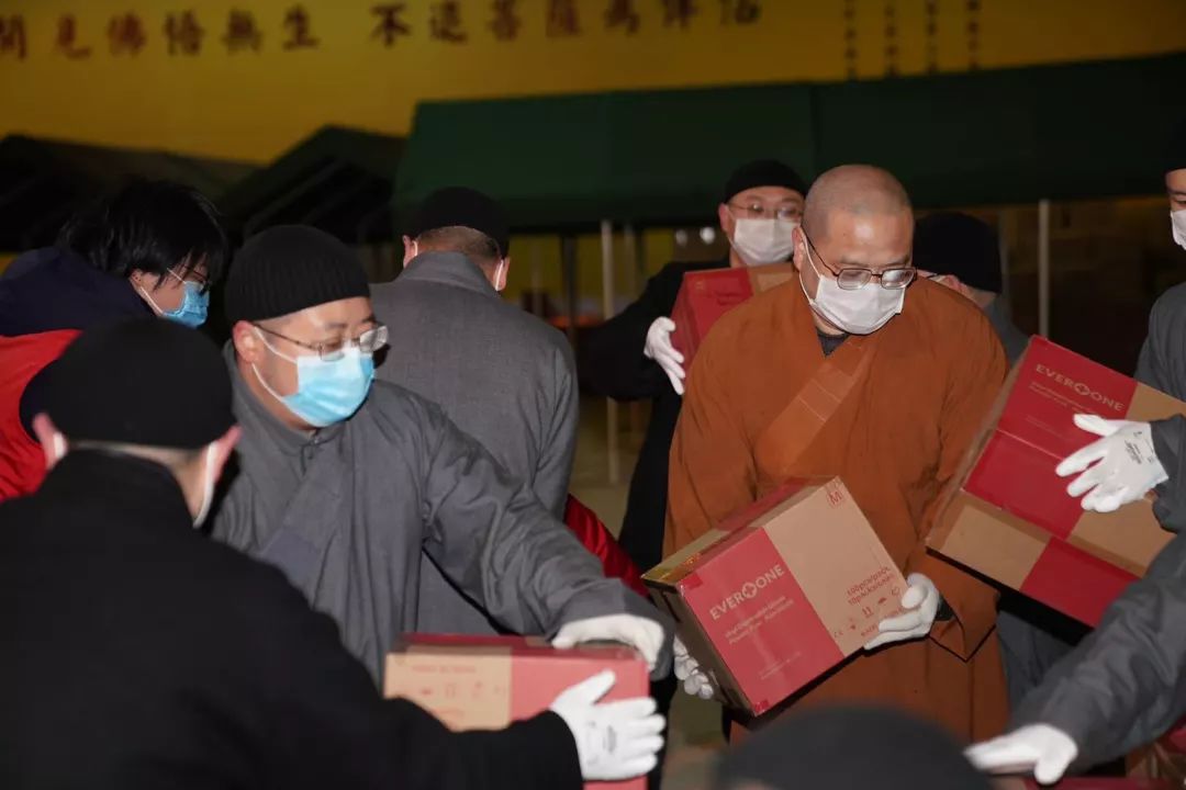 从十方来，到一线去！上海玉佛禅寺从海外筹集的第二批医疗物资凌晨抵沪