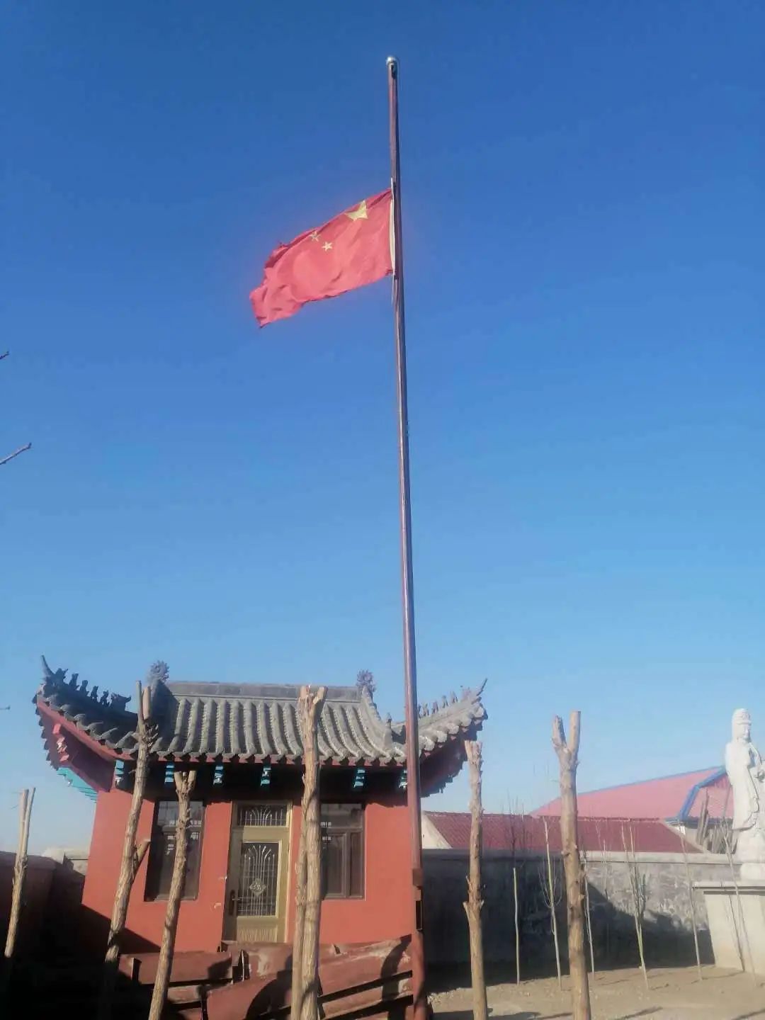 菩萨垂泪 春风含悲｜吉林省全省佛教活动场所降半旗志哀