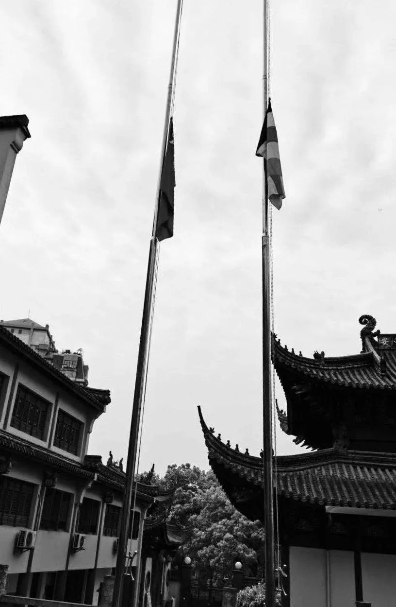 今晨，宁波佛教场所自发响应，降半旗致哀！