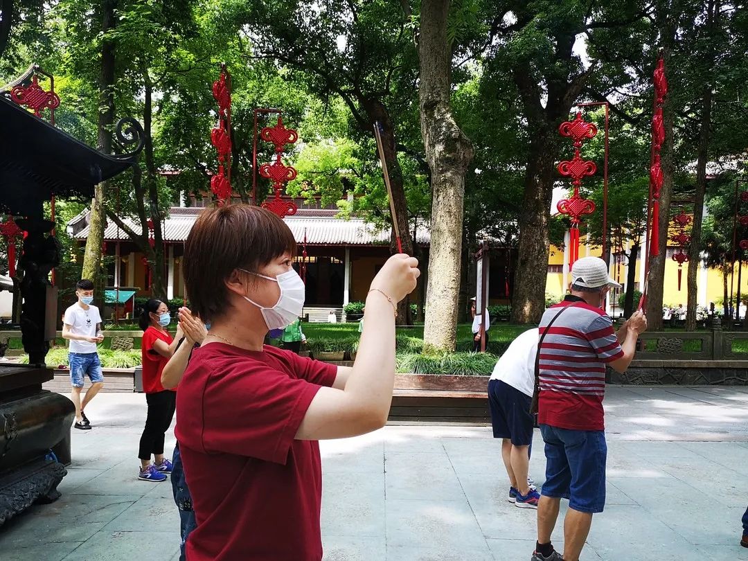 杭州灵隐寺恢复开放 喜迎八方游客 绷紧疫情防控这根弦