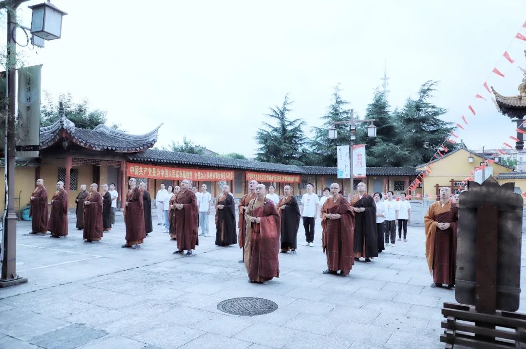 江苏太仓市佛协会本部、太仓市同觉寺举行升国旗仪式，组织观看庆祝中国共产党成立100周年大会直播