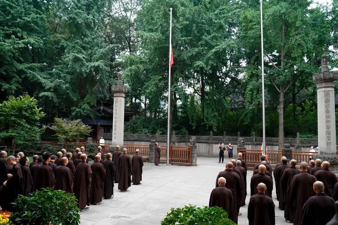 庆祝中国共产党成立100周年，成都文殊院举行升国旗仪式