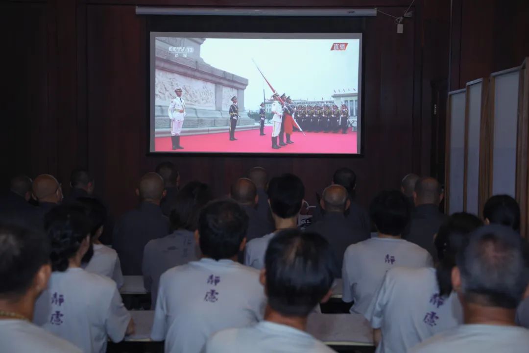 ​热烈庆祝中国共产党成立100周年，杭州净慈寺隆重举行升国旗仪式