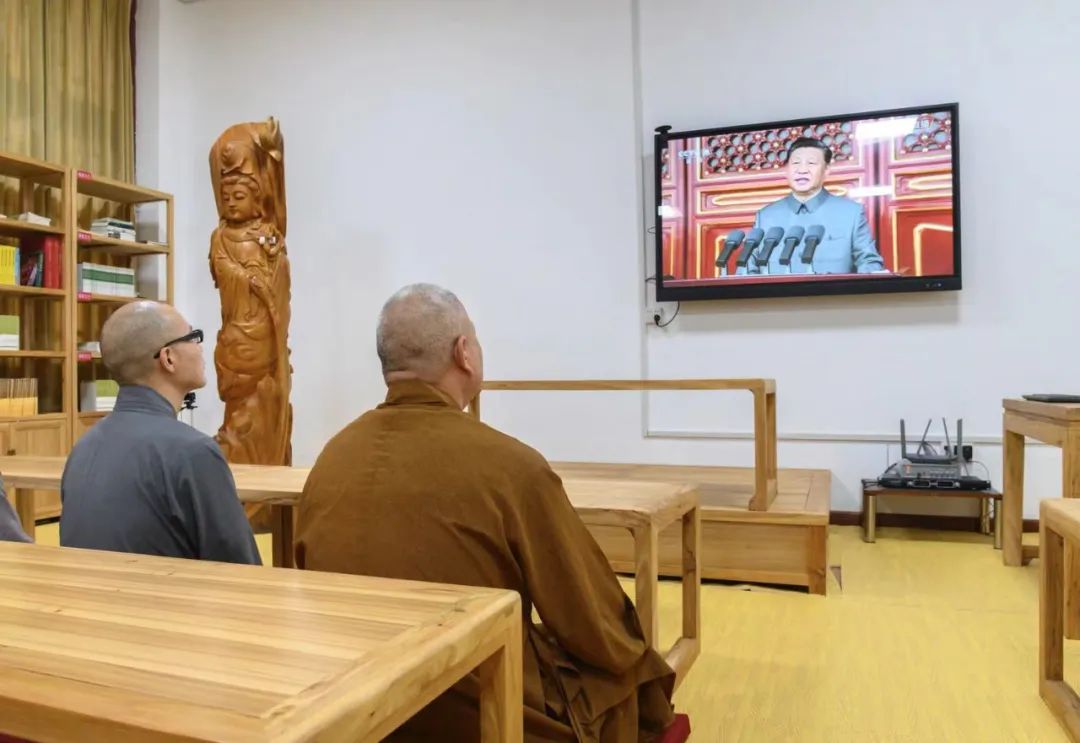 河南开封市佛教界组织僧众在线观看“建党100周年大会”