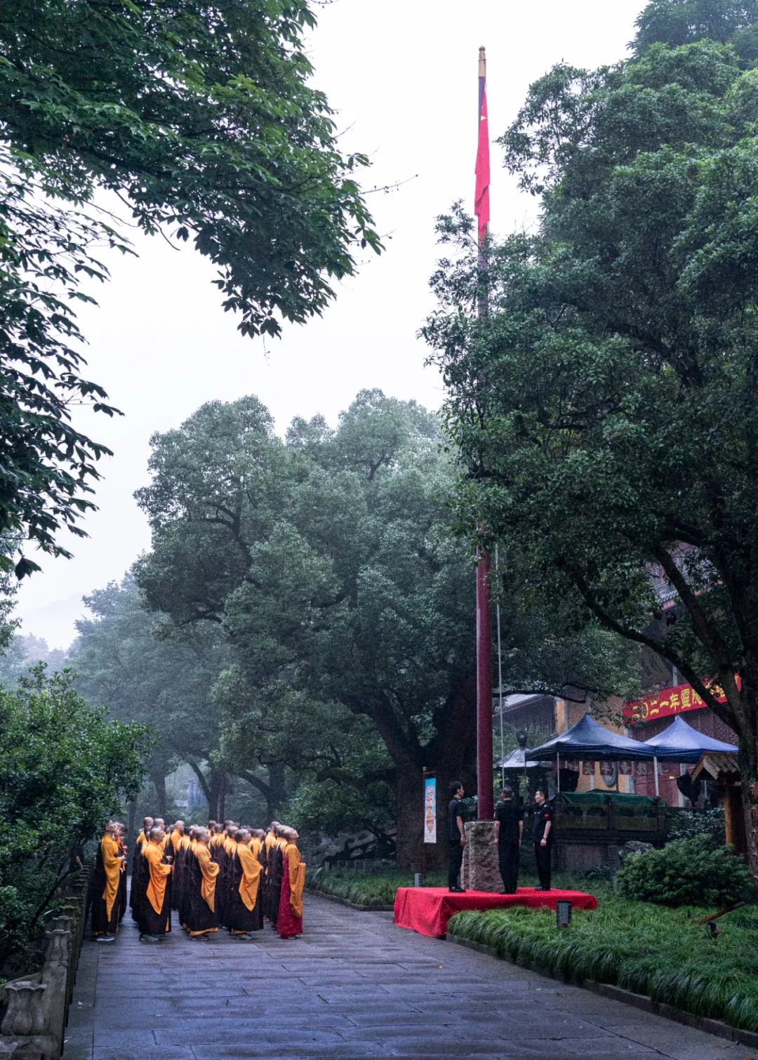 同心筑梦颂百年｜灵隐寺举行庆祝中国共产党成立100周年升旗仪式