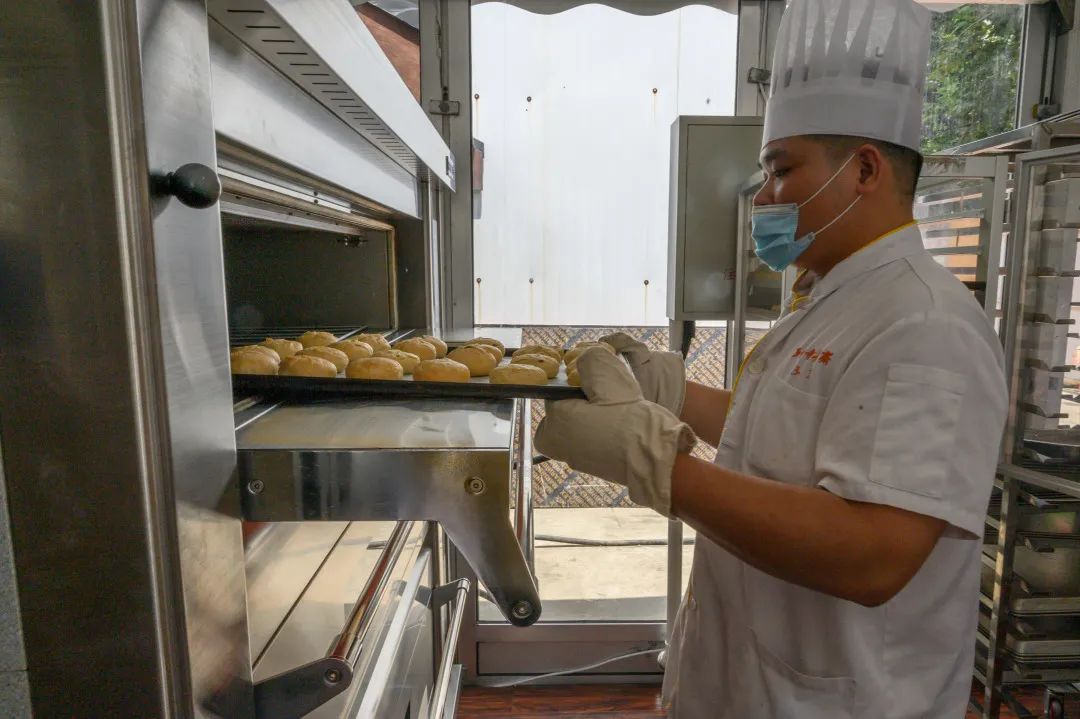 30多年坚持传统古法工艺 上海玉佛禅寺净素月饼开炉生产