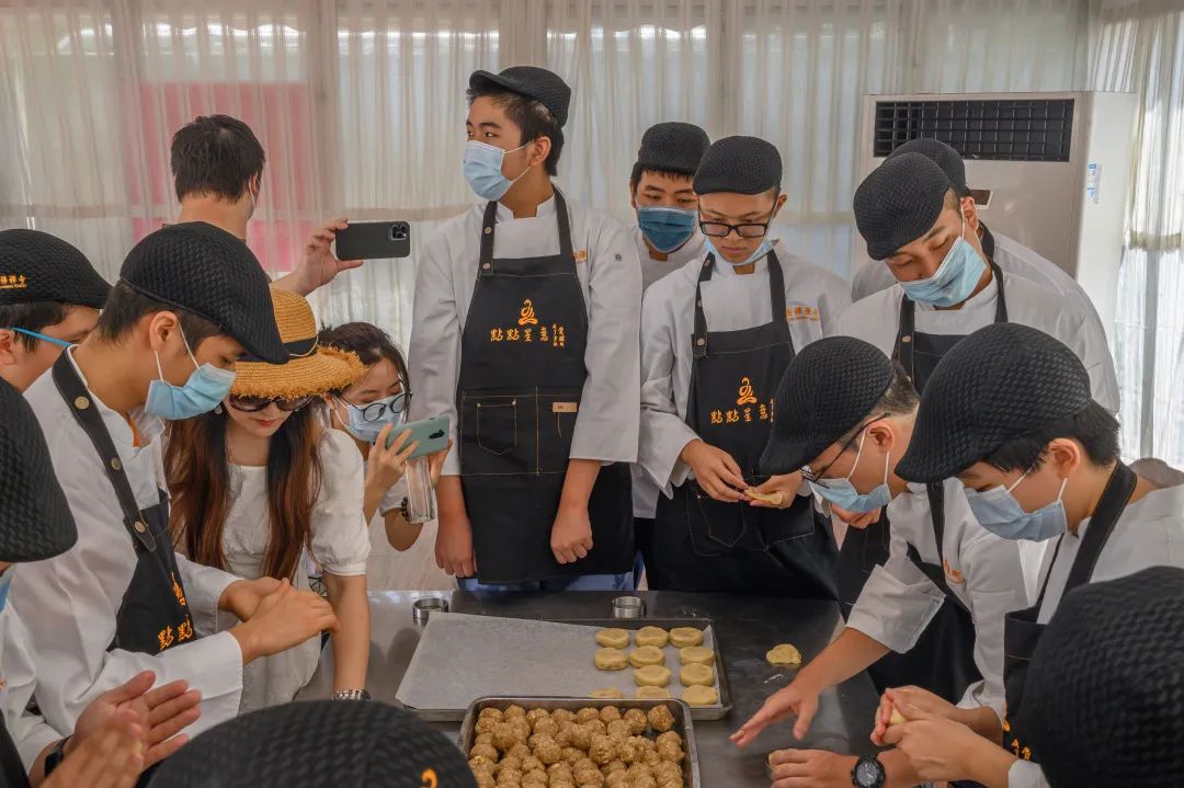 30多年坚持传统古法工艺 上海玉佛禅寺净素月饼开炉生产
