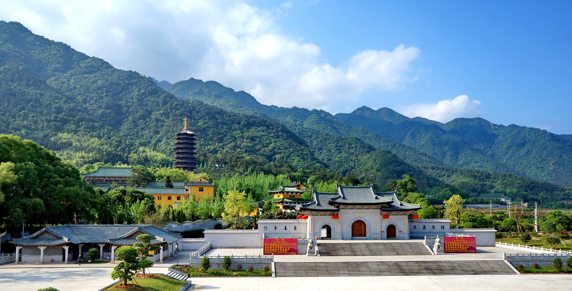 附:云门山大觉禅寺简介在粤北乳源瑶族自治县城东北六公里的云门山下